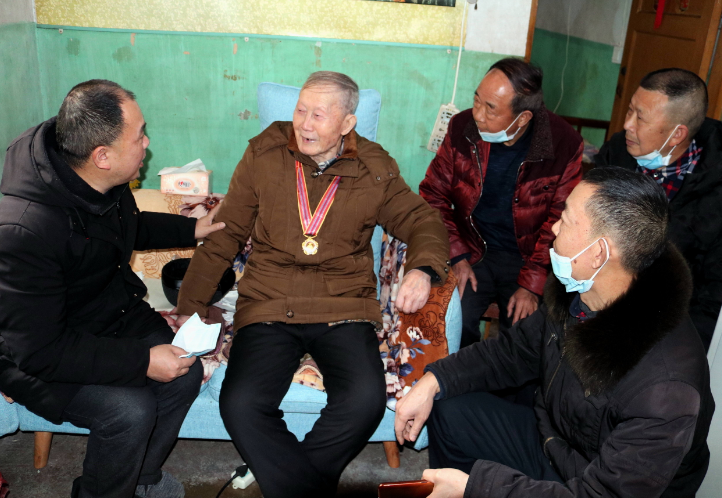 慰问组与徐鸣皋老人(左二)亲切交谈送上生活物资和良好祝福新春佳节