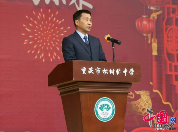 松树桥中学党委书记,校长刘庆先为新学期开学典礼致辞,他以诗人王昌龄