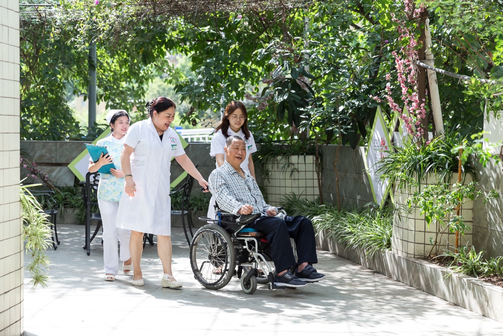 双碑社区卫生服务中心医护人员与托老科入住老人。受访者供图