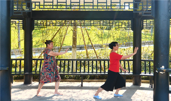 居民在社区体育公园锻炼。沙坪坝区委宣传部供图华龙网发