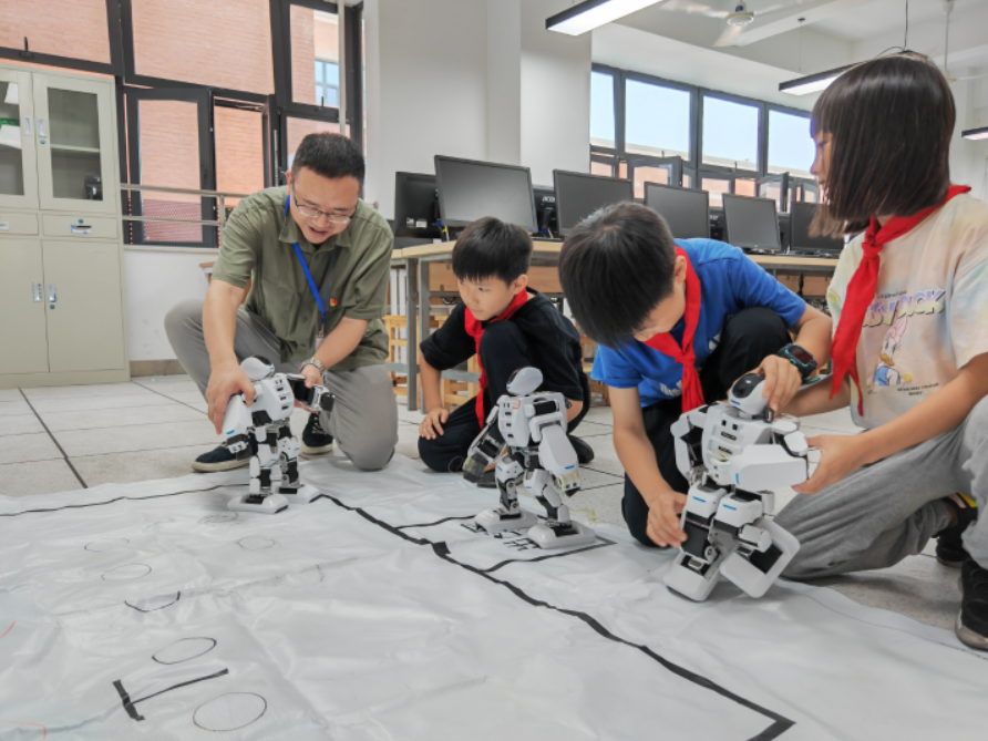 重庆九龙坡聚焦青少年科技教育 激发青少年科学兴趣
