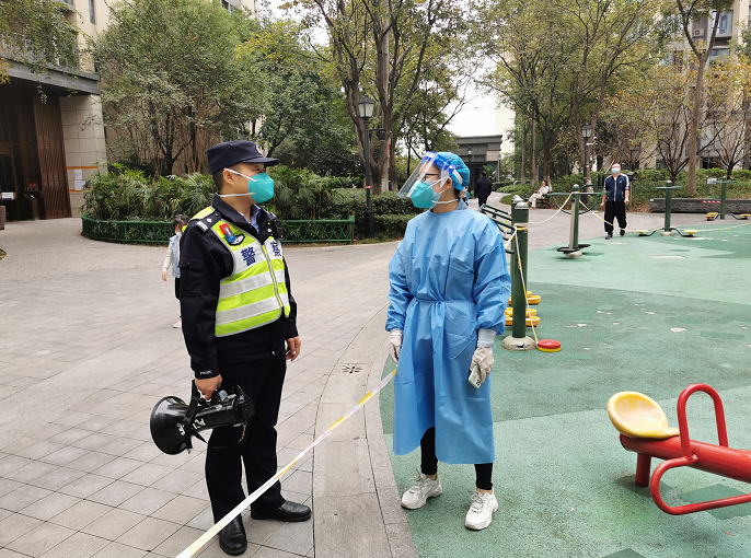 重庆渝中：一则招募信息“激活”业主群 社区民警集结志愿力量同心抗疫