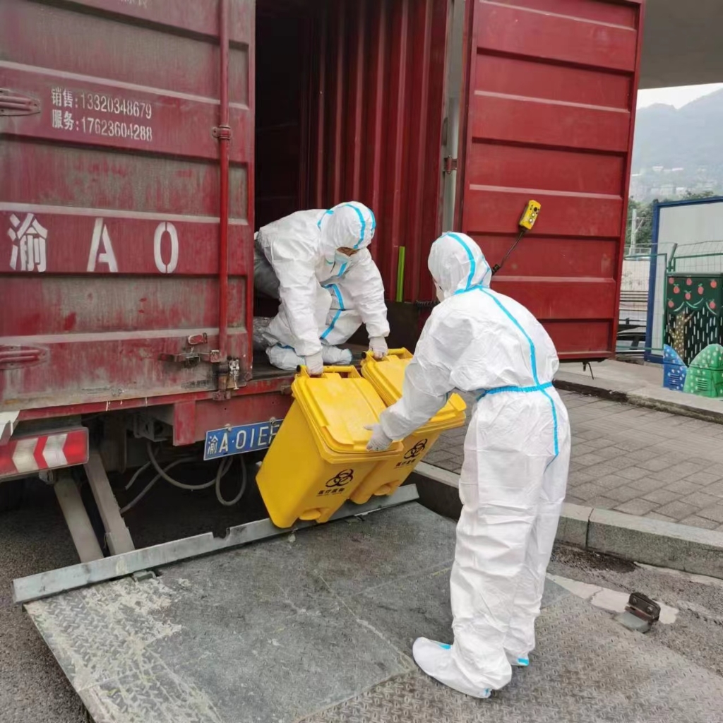 沙坪壩區新橋街道工作人員正在收運涉疫醫療廢物。重慶市生態環境局供圖