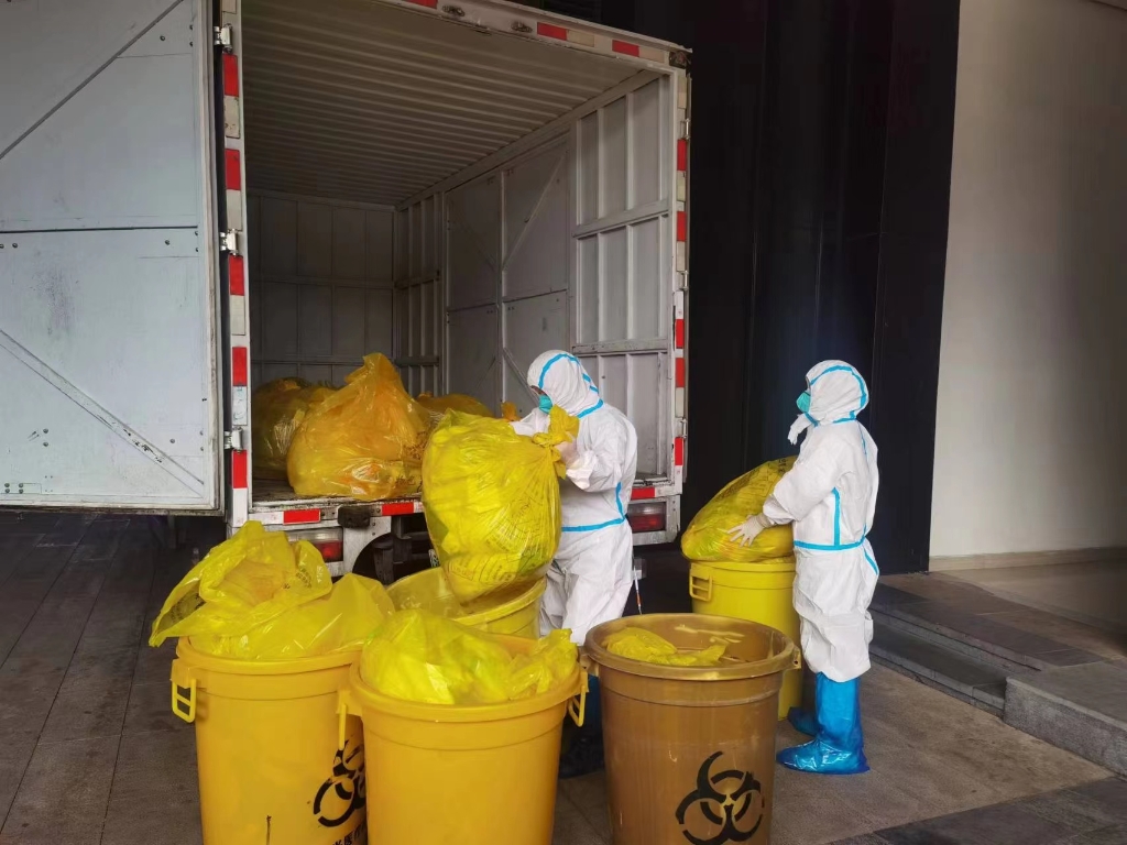 工作人員正對大渡口隔離酒店內産生的醫療廢物進行處置轉運。重慶市生態環境局供圖