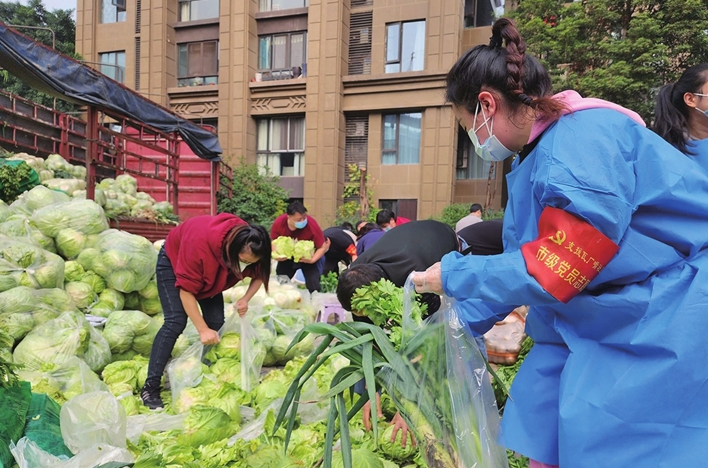 重庆江北：团购蔬菜到家 志愿者帮分发