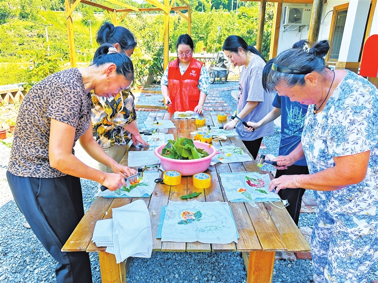 游客体验植物染。