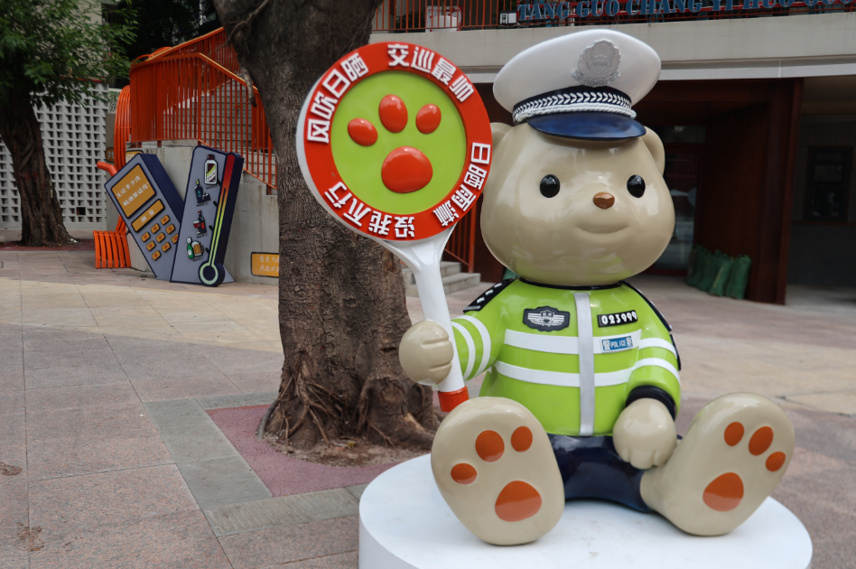 跟警察小熊合影 九龙坡民主村这个交通安全新打卡点不可错过