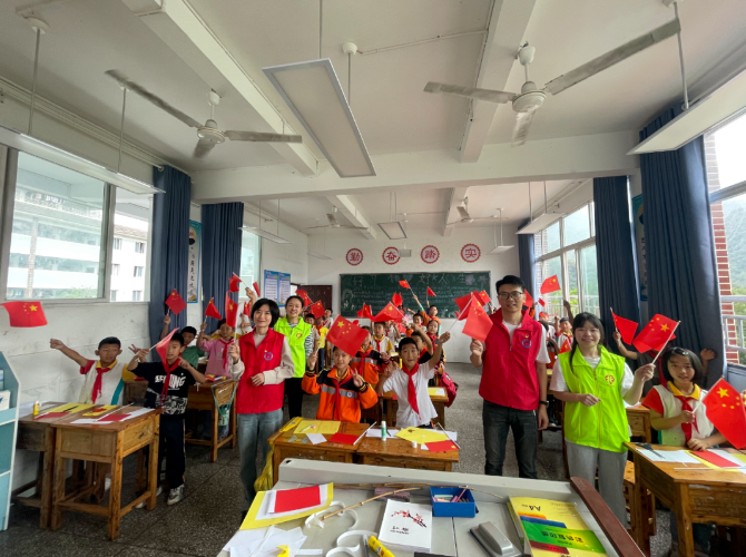 重庆市救助管理站：“牵手助成长·关爱暖童心”微项目走进彭水